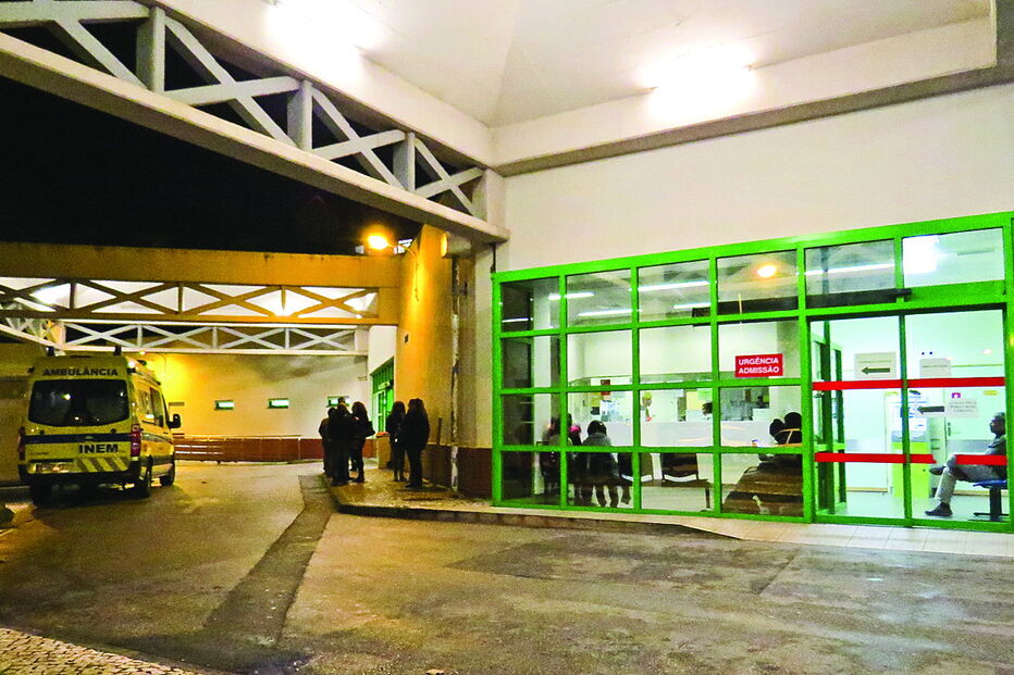 Vítima foi assistida no local por elementos dos bombeiros de Lagoa e transportada para o hospital de Portimão     