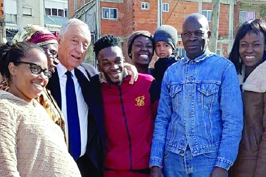 Marcelo Rebelo de Sousa foi fotografado com Hortênsio Aldino Coxi (de vermelho) e vários familiares do jovem 