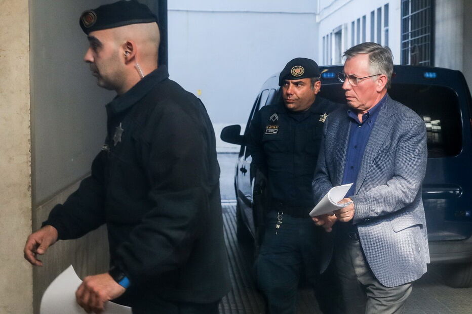 Amrando Vara chegou algemando para depor na instrução do processo da Operação Marquês