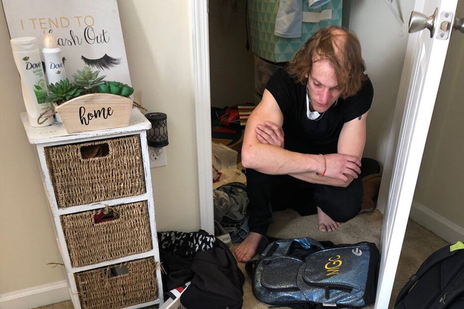 Aluna universitária encontra homem vestido com as suas roupas no armário