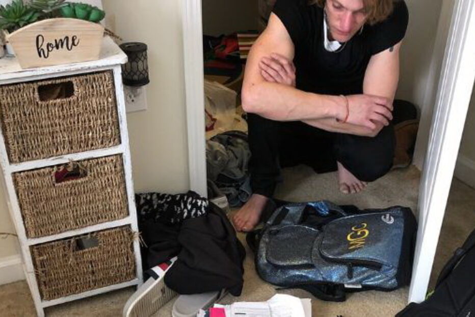 Aluna universitária encontra homem vestido com as suas roupas no armário