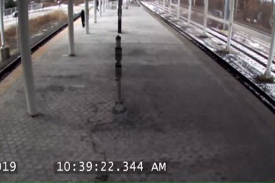 Pai deixa filho bebé dentro de comboio e sai para fumar