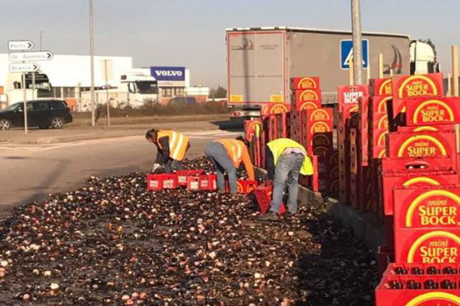 Camião derrama grades de cervejas junto a rotunda em Albergaria-a-Velha
