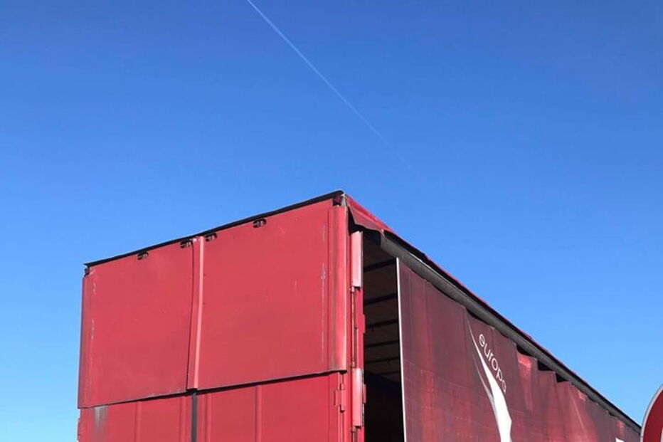 Camião derrama grades de cervejas junto a rotunda em Albergaria-a-Velha