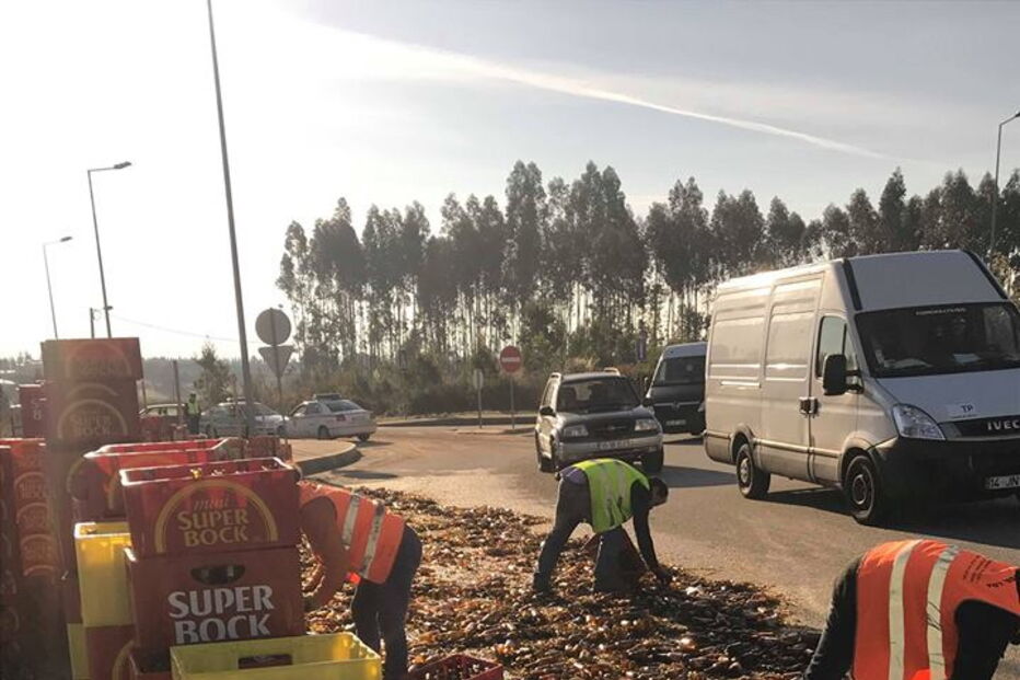 Camião derrama grades de cervejas junto a rotunda em Albergaria-a-Velha