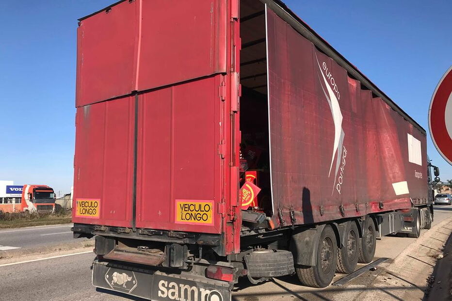 Camião derrama grades de cervejas junto a rotunda em Albergaria-a-Velha