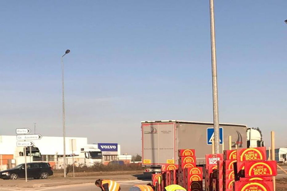 Camião derrama grades de cervejas junto a rotunda em Albergaria-a-Velha