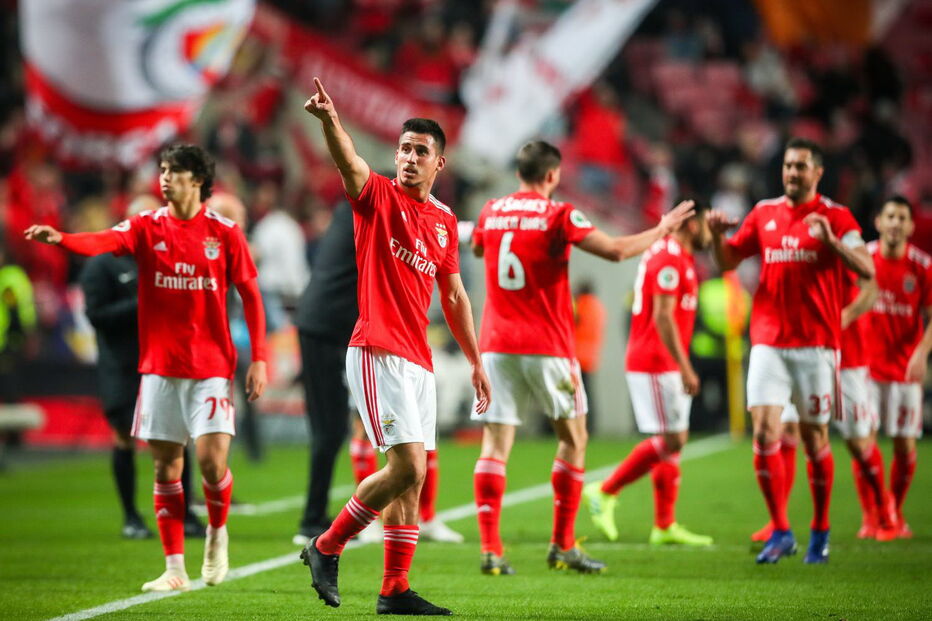 Jogadores do Benfica celebram golo marcado ao Sporting na meia-final da Taça de Portugal