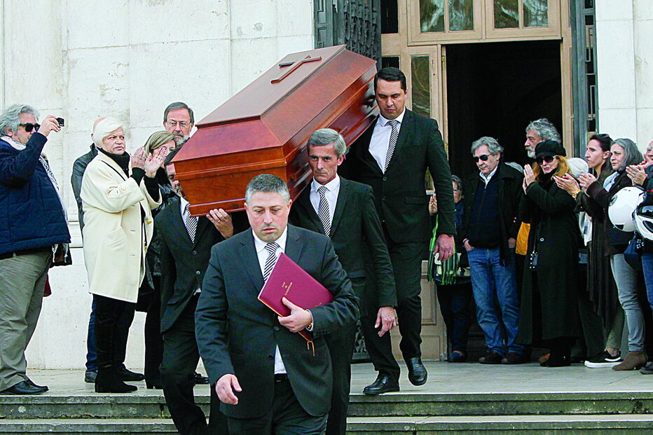 Caixão de Octávio de Matos foi saudado com aplausos à saída da Basílica da Estrela