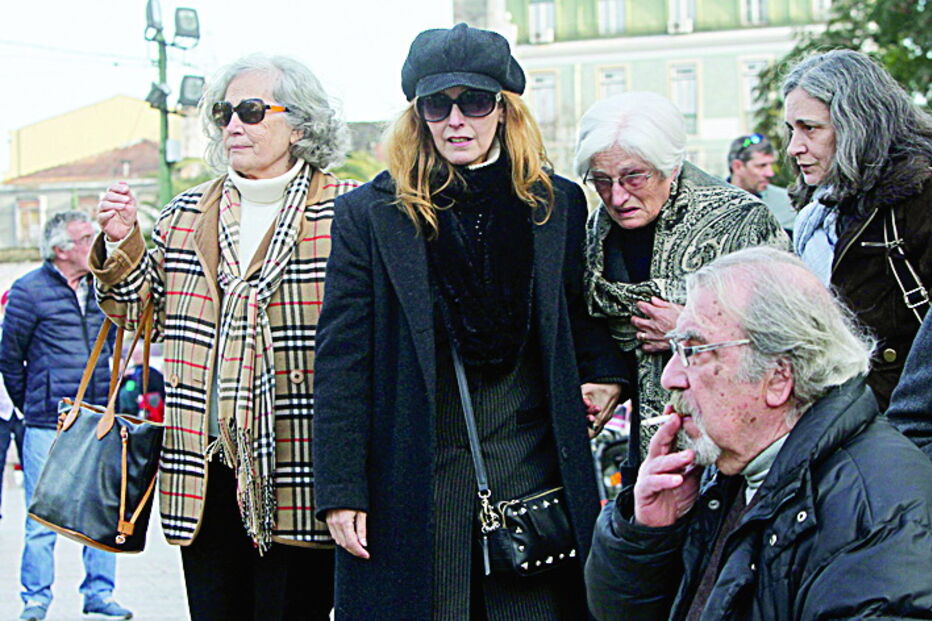 Isabel Damatta, a viúva, com amigos