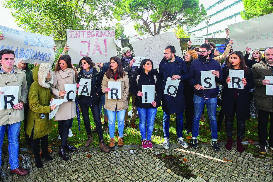 Trabalhadores precários da estação pública durante um protesto à porta da sede da RTP, em Lisboa 
