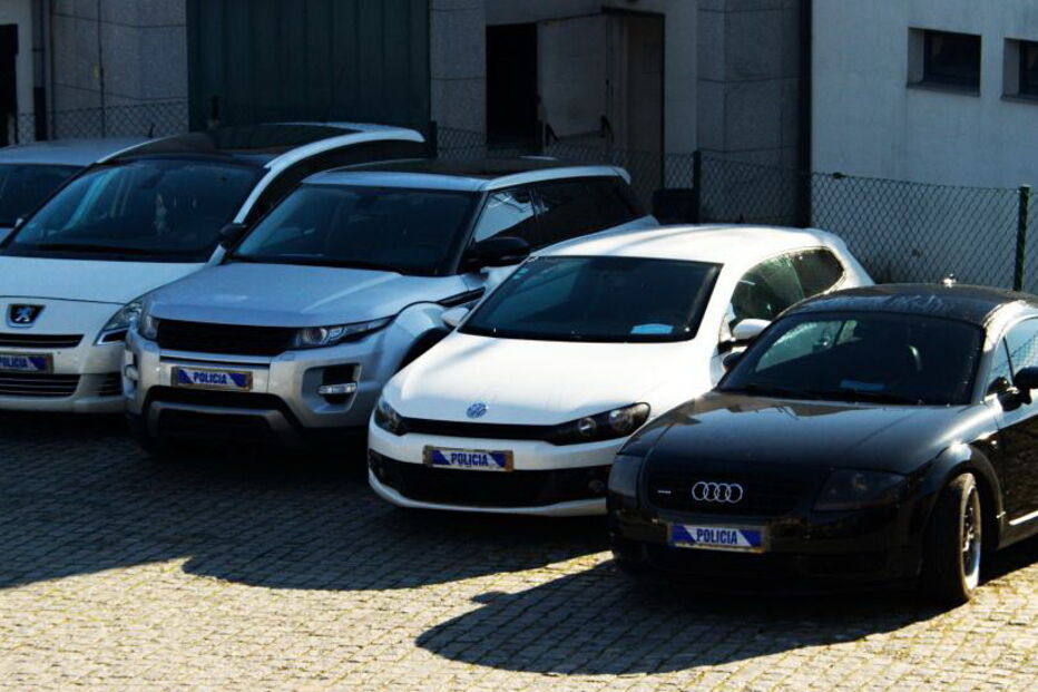 Automóveis apreendidos na megaoperação da PSP que visou o tráfico de droga dominado por uma família do Aleixo