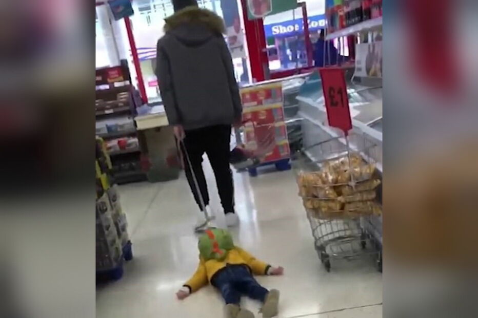 Pai arrasta filho pelo chão de supermercado