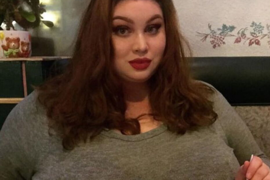 Mulher faz fortuna a comer em frente a câmara para fãs