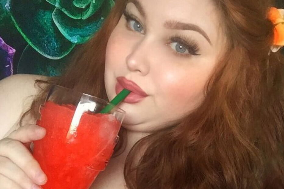 Mulher faz fortuna a comer em frente a câmara para fãs