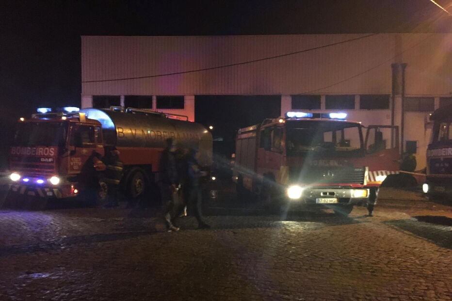 Fogo destrói viaturas em armazém de Vila do Conde