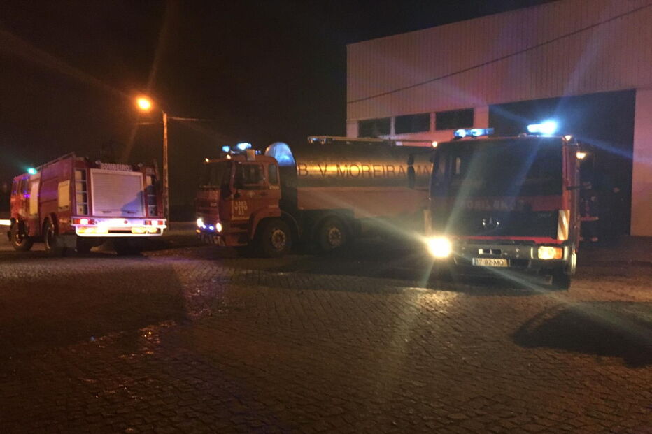 Fogo destrói viaturas em armazém de Vila do Conde