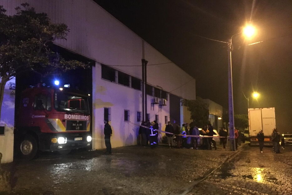 Fogo destrói viaturas em armazém de Vila do Conde