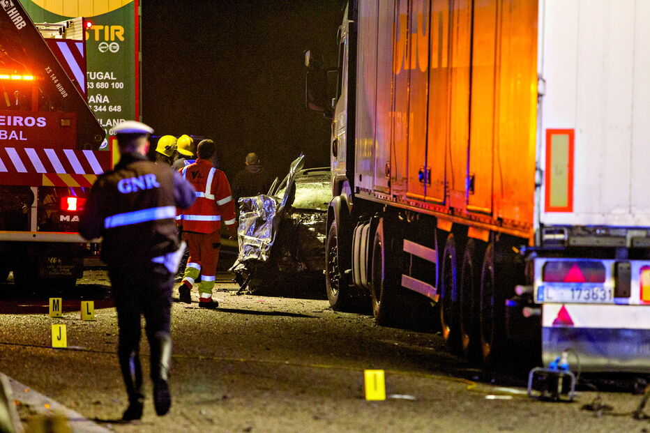 Avô e neta de 10 anos morrem em choque na A1