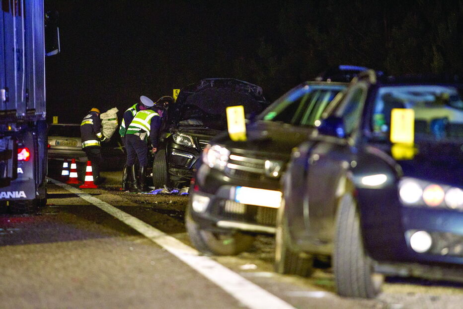 Avô e neta de 10 anos morrem em choque na A1