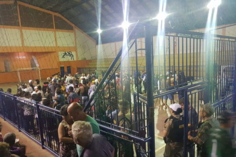 Moradores retirados para um ginásio