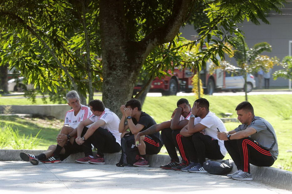 Incêndio em centro de treinos de Flamengo mata seis jogadores e quatro funcionários