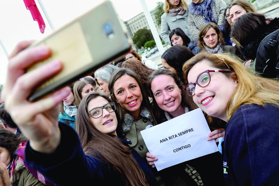 Concentração em Lisboa, junto ao Hospital de Santa Maria, contou com a bastonária Ana Rita Cavaco  