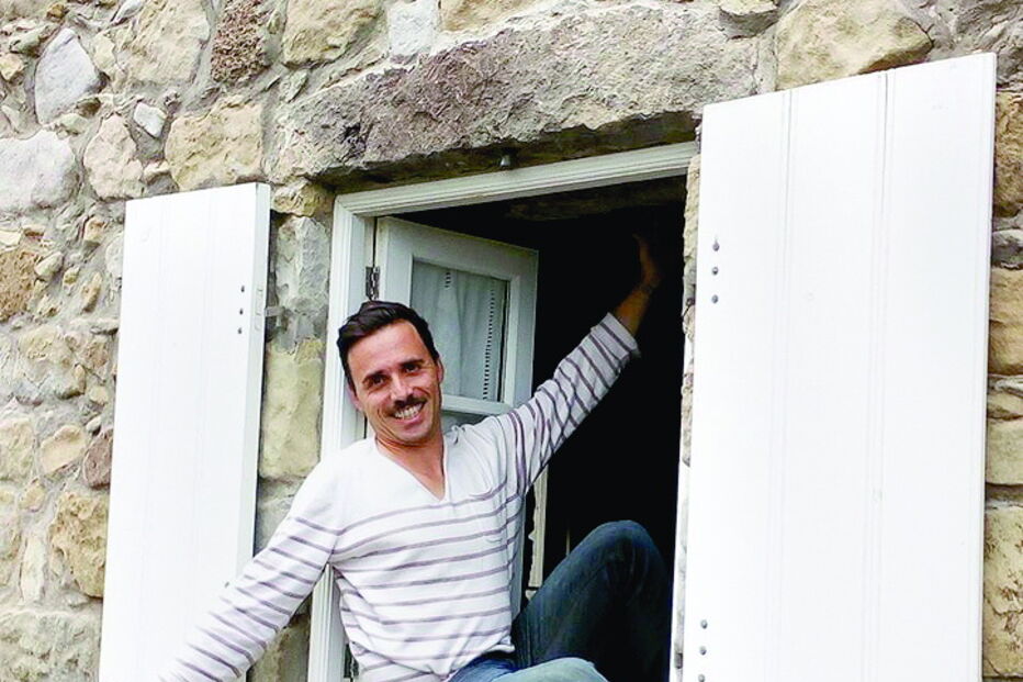 Partilhava na rede social Facebook muitas fotografias sem a ‘personagem’ do cantor 