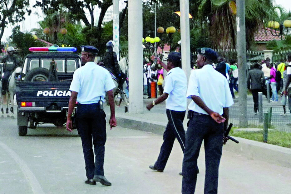 Polícia de Angola