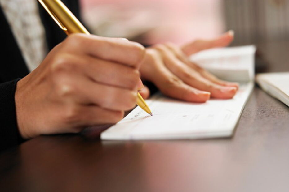 Mulher condenada por burla com cheque falso