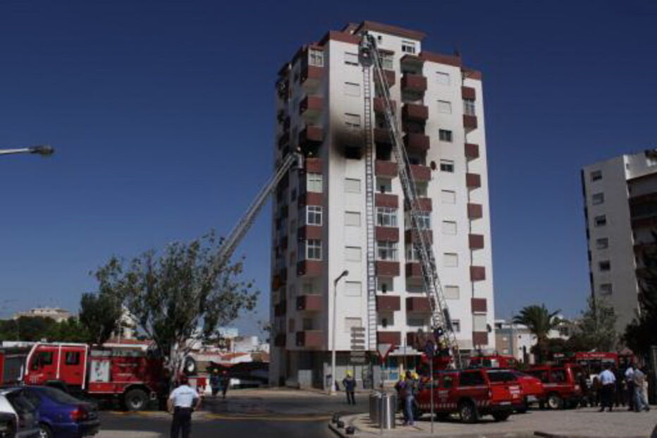Mulher deitou fogo a apartamento de Portimão, em 2018
