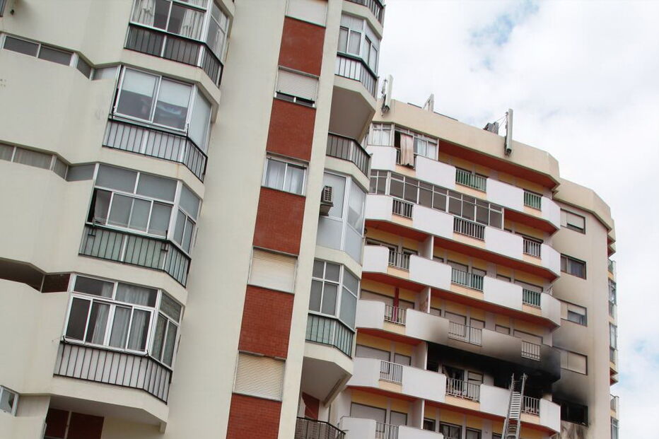 Mulher deitou fogo a apartamento de Portimão, em 2018