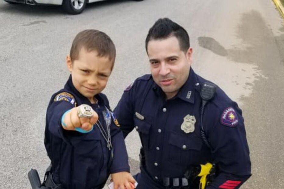 Menina de seis anos com cancro realiza sonho de ser polícia