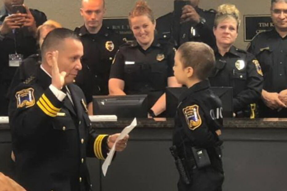 Menina de seis anos com cancro realiza sonho de ser polícia
