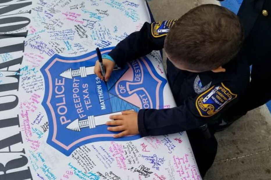 Menina de seis anos com cancro realiza sonho de ser polícia