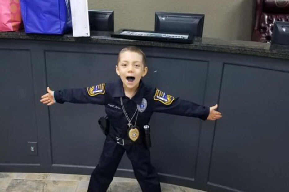 Menina de seis anos com cancro realiza sonho de ser polícia