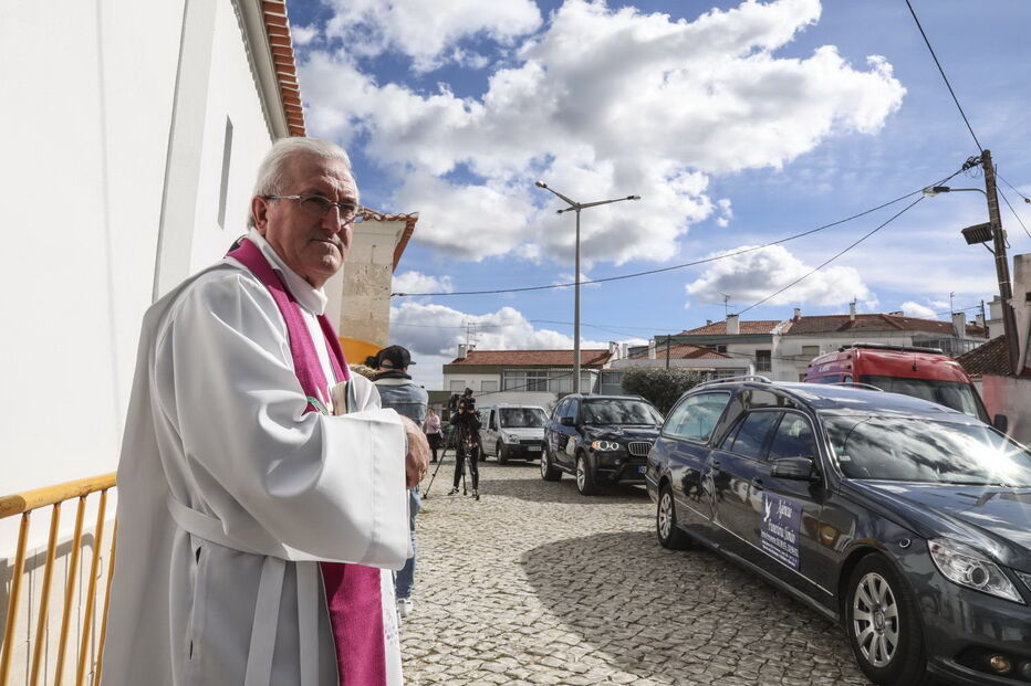 Balões e muitas lágrimas nas cerimónias fúnebres de avó e neta assassinadas no Seixal