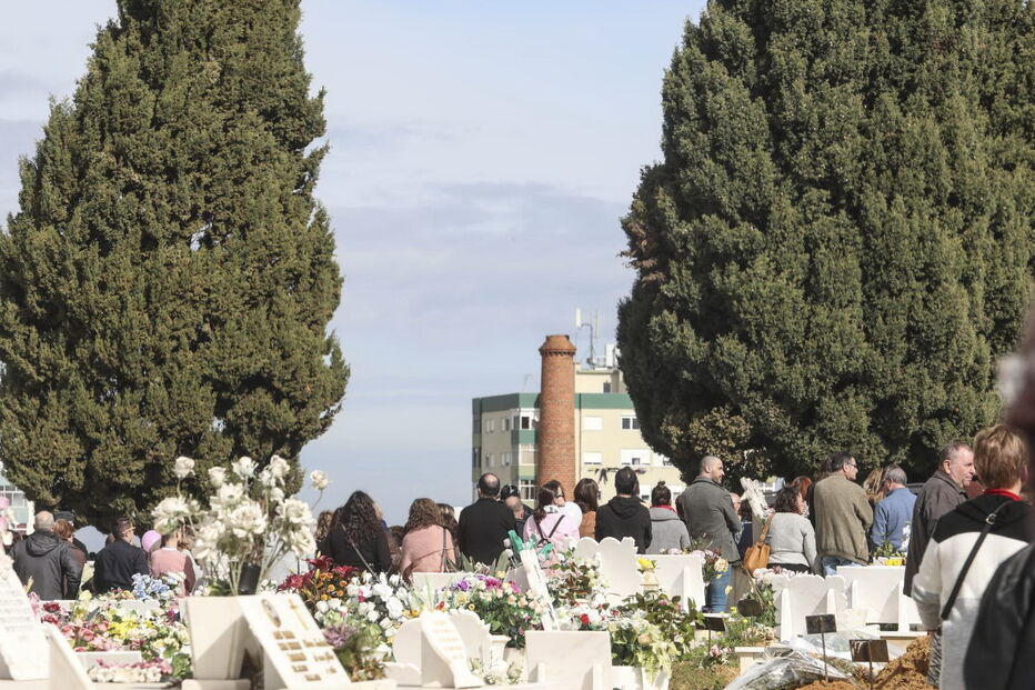 Balões e muitas lágrimas nas cerimónias fúnebres de avó e neta assassinadas no Seixal