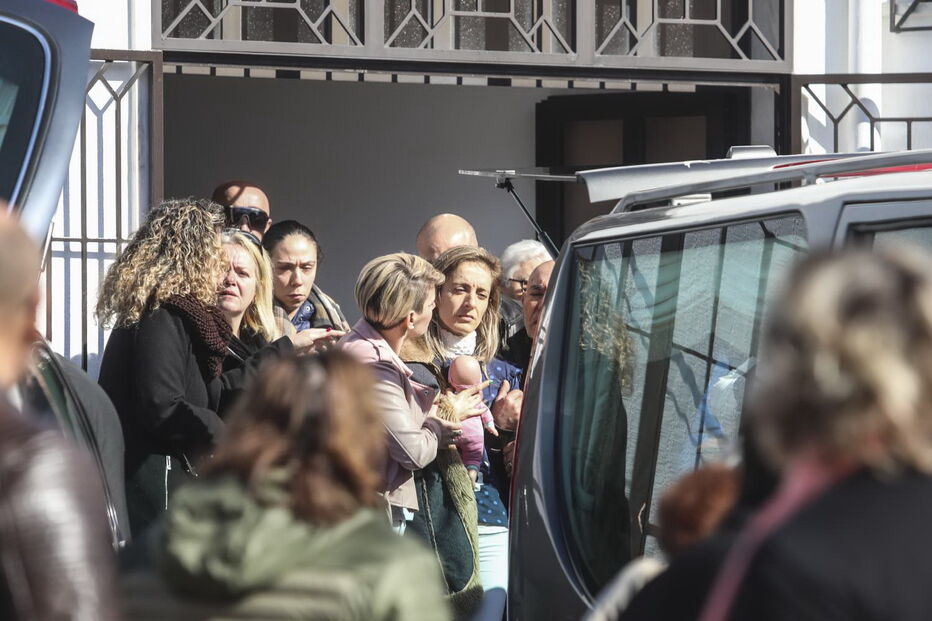 Balões e muitas lágrimas nas cerimónias fúnebres de avó e neta assassinadas no Seixal