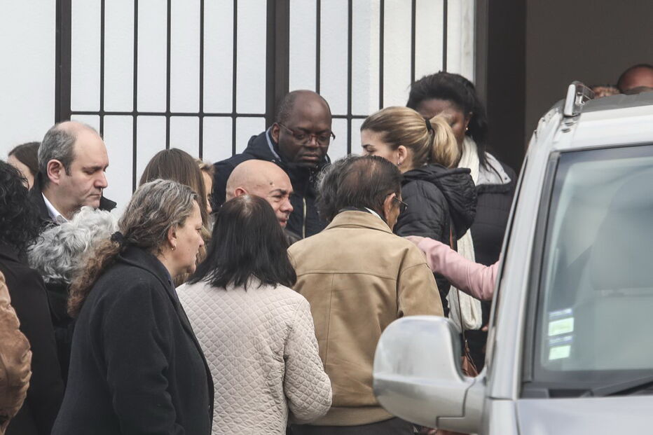 Balões e muitas lágrimas nas cerimónias fúnebres de avó e neta assassinadas no Seixal