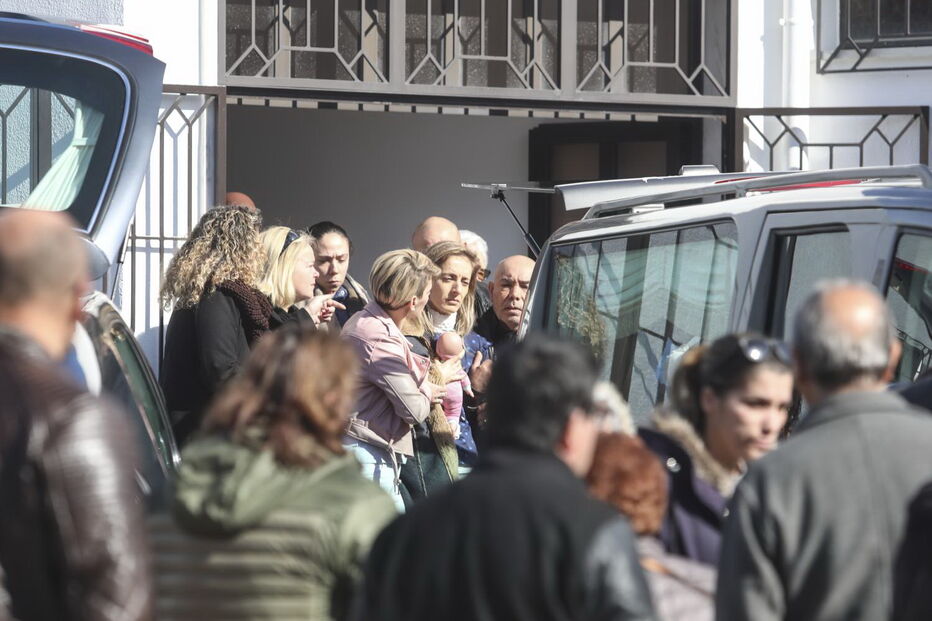 Balões e muitas lágrimas nas cerimónias fúnebres de avó e neta assassinadas no Seixal