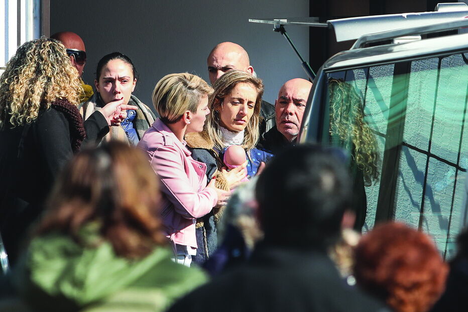 Sandra e Rui Cabrita (à dir.) amparados por amigos e familiares 