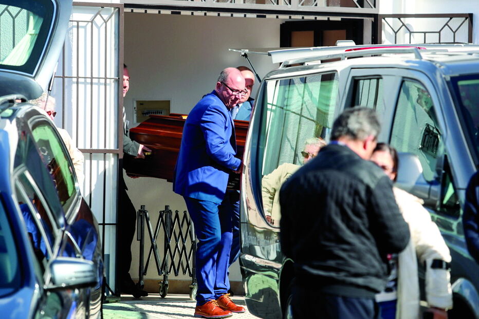 Caixão com o corpo de Helena a ser retirado da Igreja Senhor do Bonfim