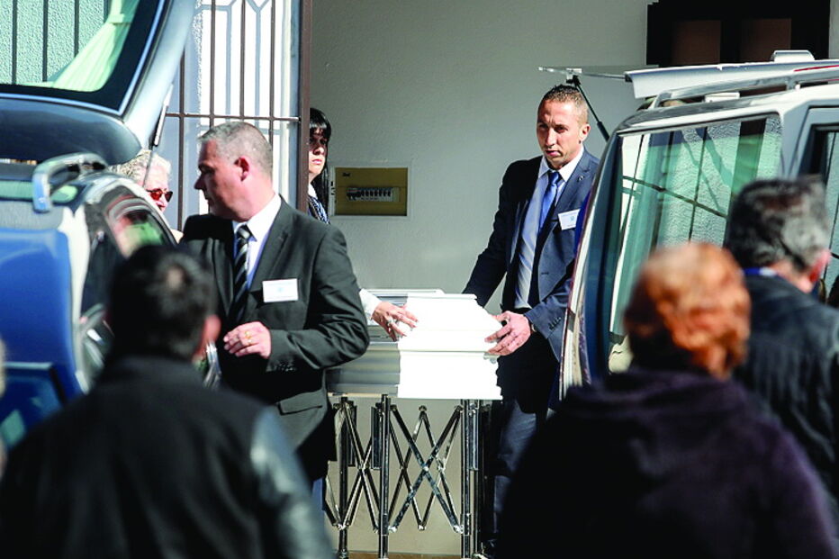 Corpo da pequena Lara, de dois anos, foi colocado num caixão branco    