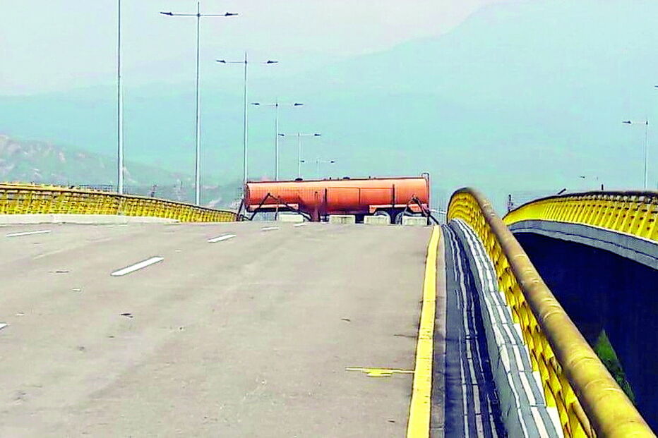 Contentores bloqueiam ponte 