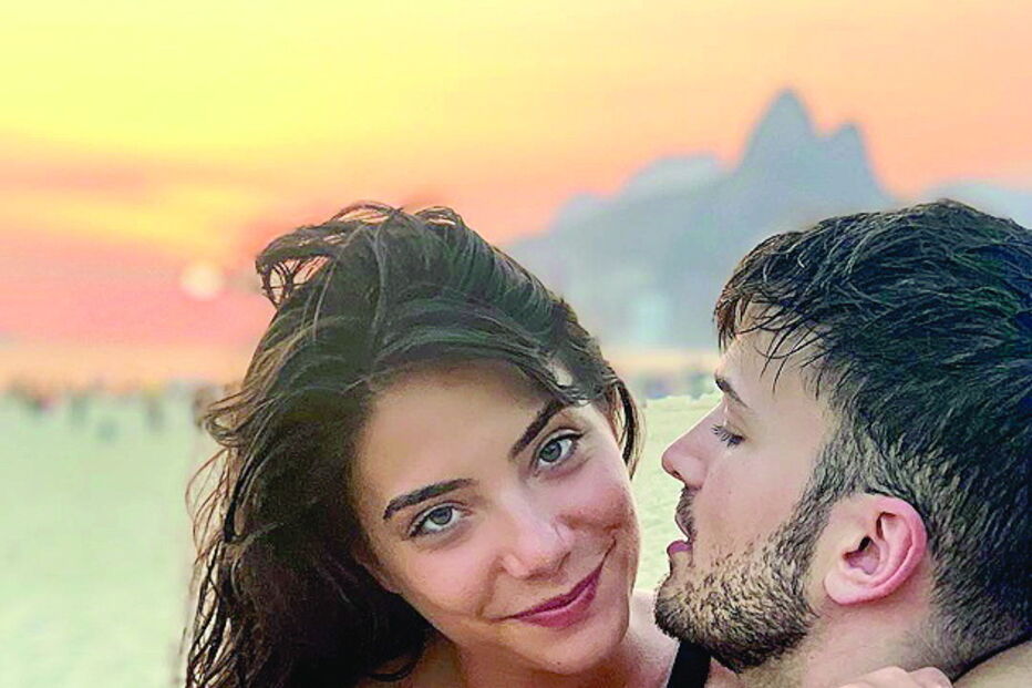  Carolina ao lado de David Carreira