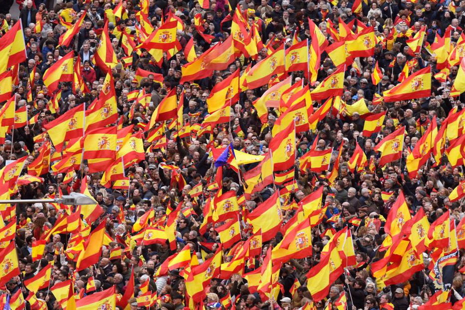 Milhares de pessoas juntam-se em Madrid para exigir demissão de Pedro Sánchez