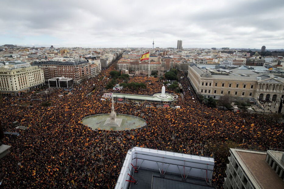 Milhares de pessoas juntam-se em Madrid para exigir demissão de Pedro Sánchez