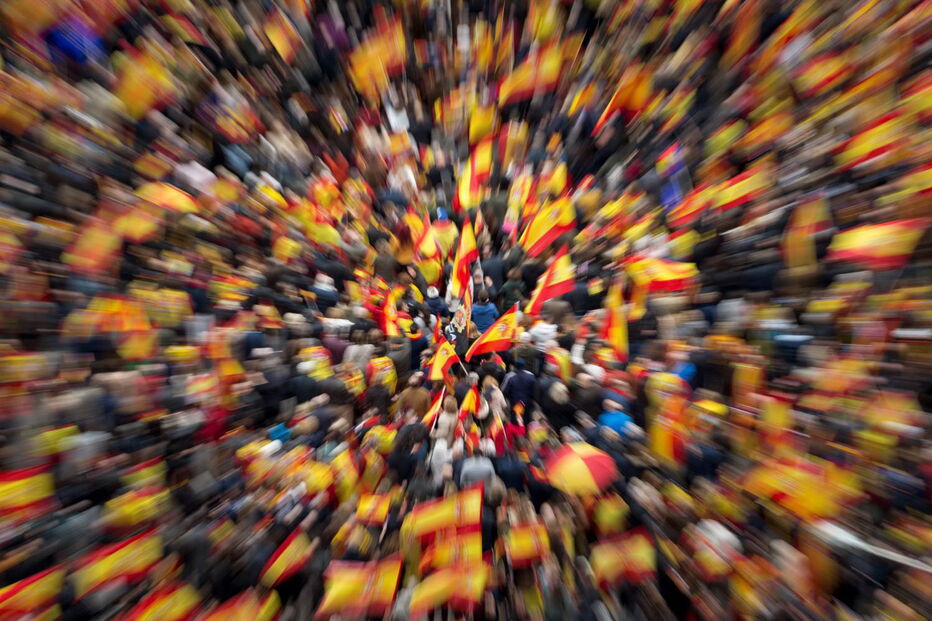 Milhares de pessoas juntam-se em Madrid para exigir demissão de Pedro Sánchez