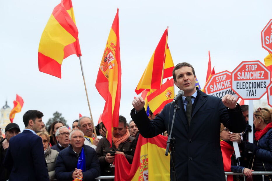 Milhares de pessoas juntam-se em Madrid para exigir demissão de Pedro Sánchez